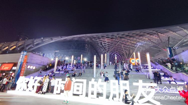 罗振宇十周年跨年演讲在杭州举办 传递未来希望与行动力量