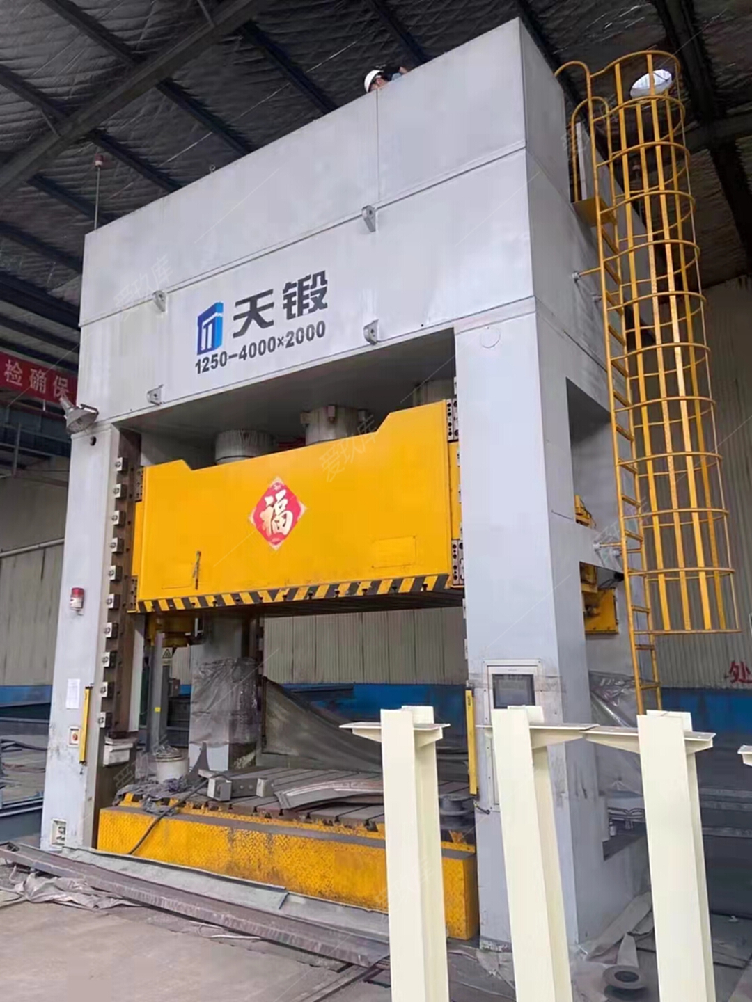 我国成功研发制造1250吨轮胎式搬梁机