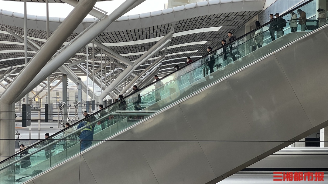 2025春运进行时丨“东西南北中” 陆地航母集结护航回家路