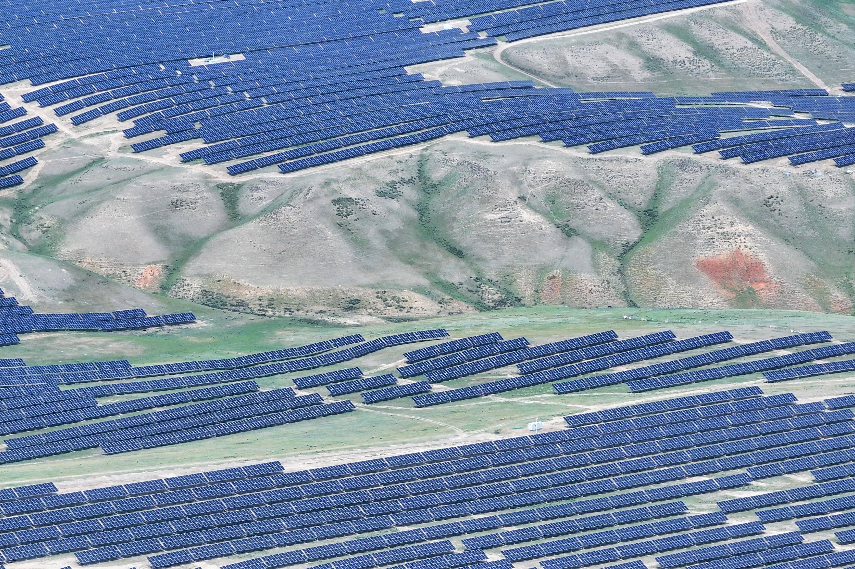 夏河国能100MW“牧光互补”光伏发电项目光伏组件安装完成