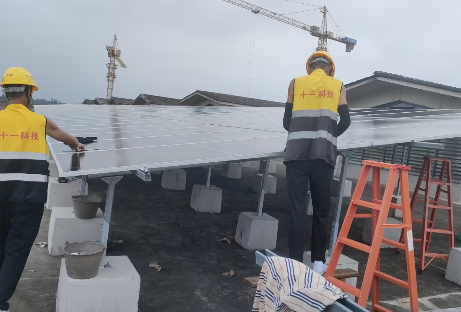 夏河国能100MW“牧光互补”光伏发电项目光伏组件安装完成