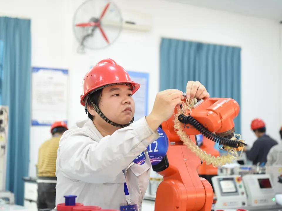 新春走基层丨机器人新春“上岗”工作忙