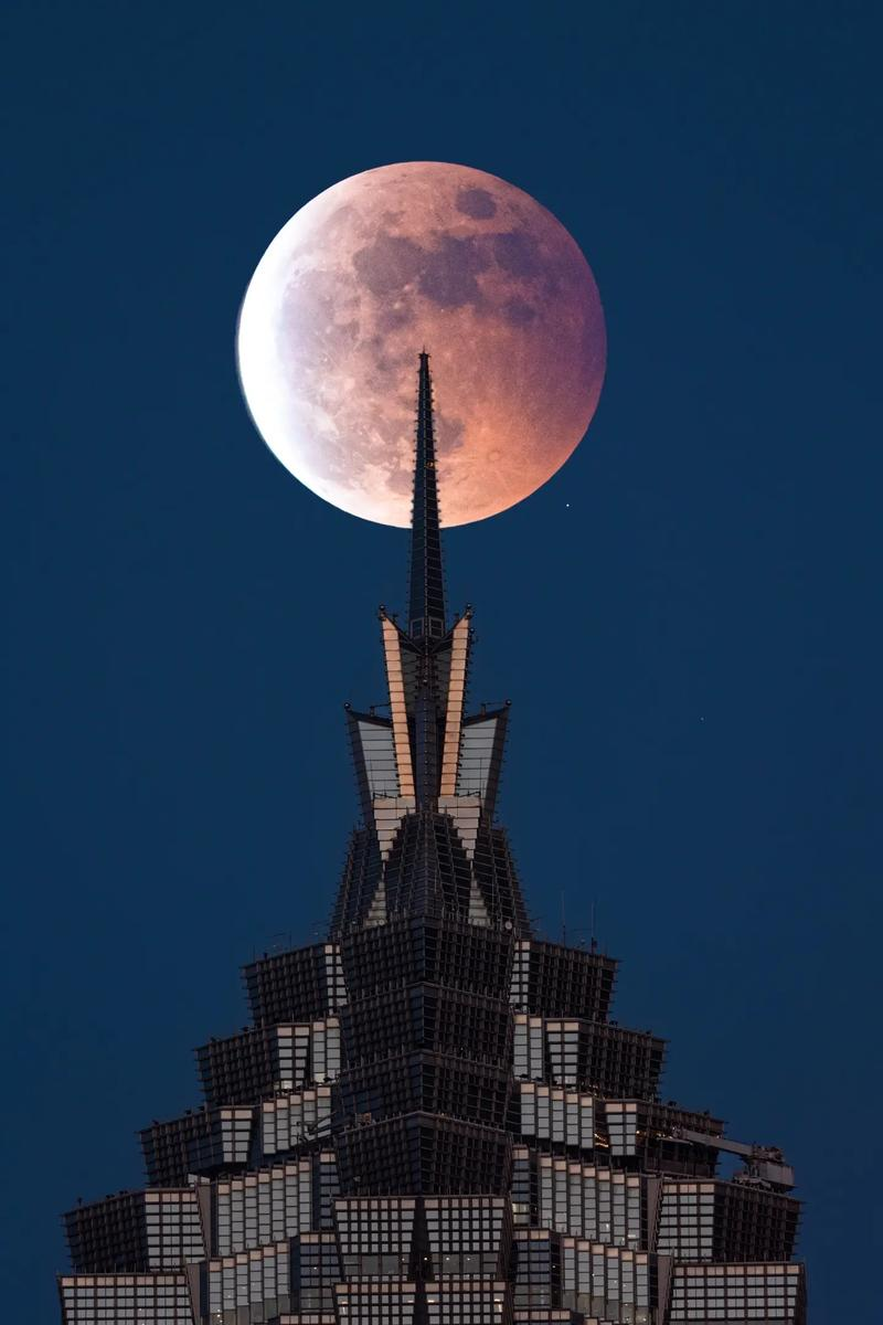 今年首场月全食14日“上线”，我国仅东北地区可见一点“尾巴”