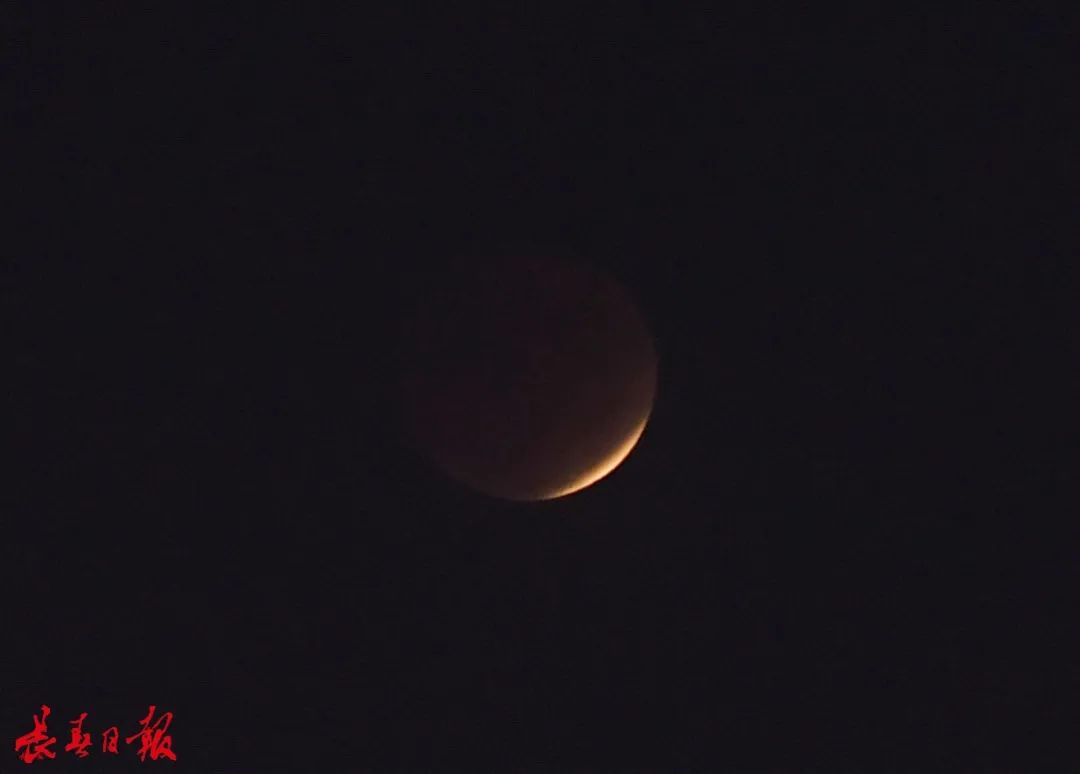 今年首场月全食14日“上线”，我国仅东北地区可见一点“尾巴”