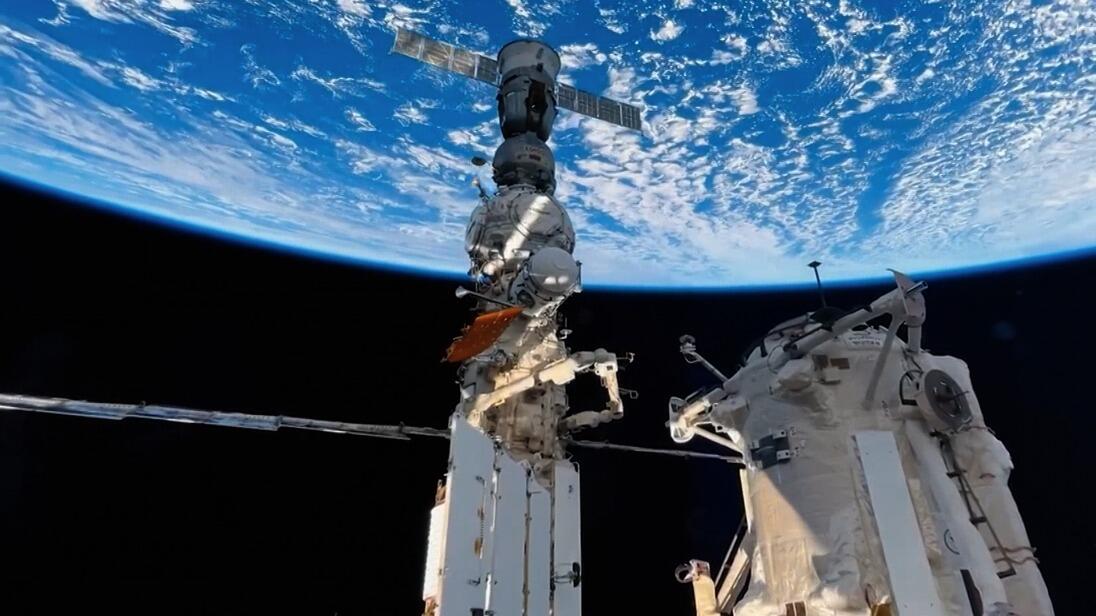 美载人“龙”飞船与国际空间站对接