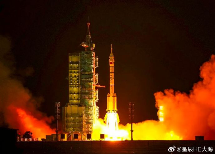 新华社快讯：搭载神舟二十号载人飞船的长征二号F遥二十运载火箭在酒泉卫星发射中心点火
