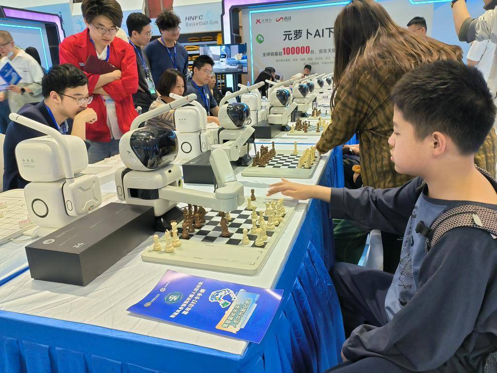 跑完“半马”还有运动会 机器人为啥都爱搞体育？