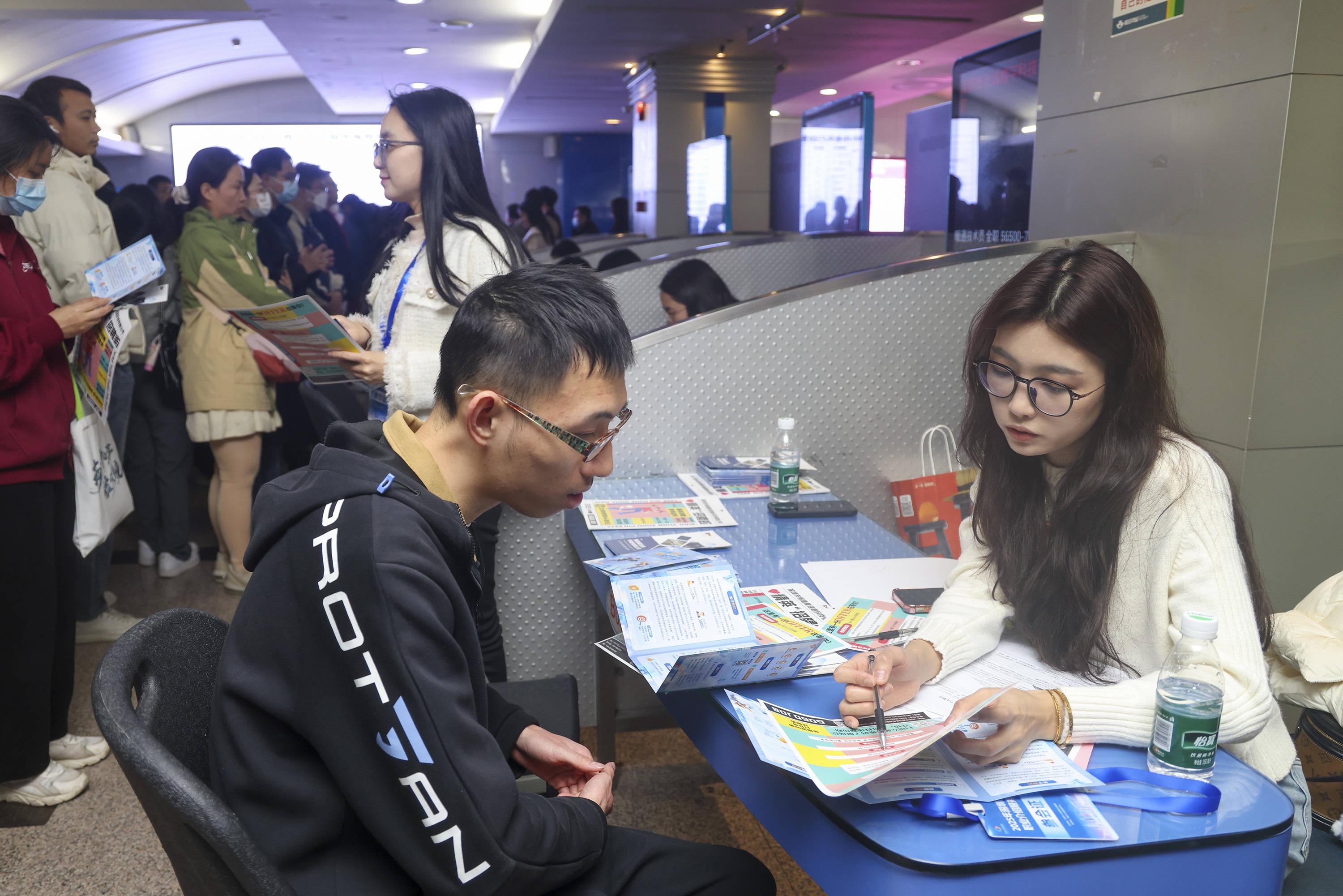 稳就业在行动丨就业“蓄水池”不断扩容 “人工智能+”开辟就业新路径