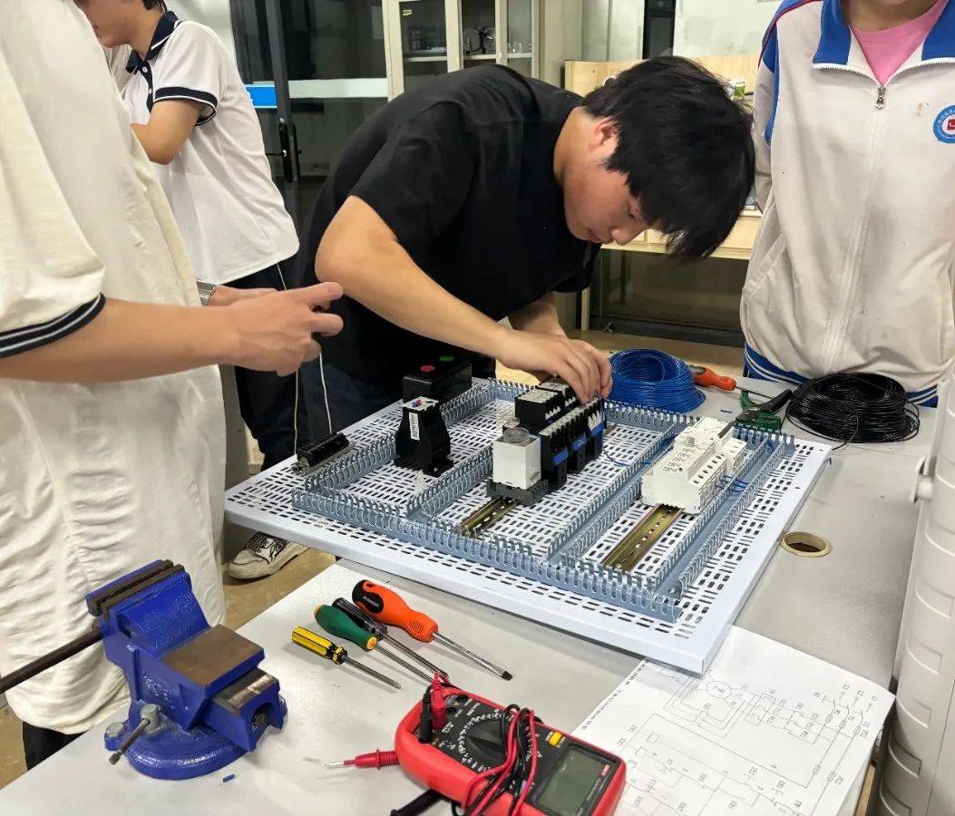 万名学生研学长虹 沉浸式体验工匠精神与“智”造魅力