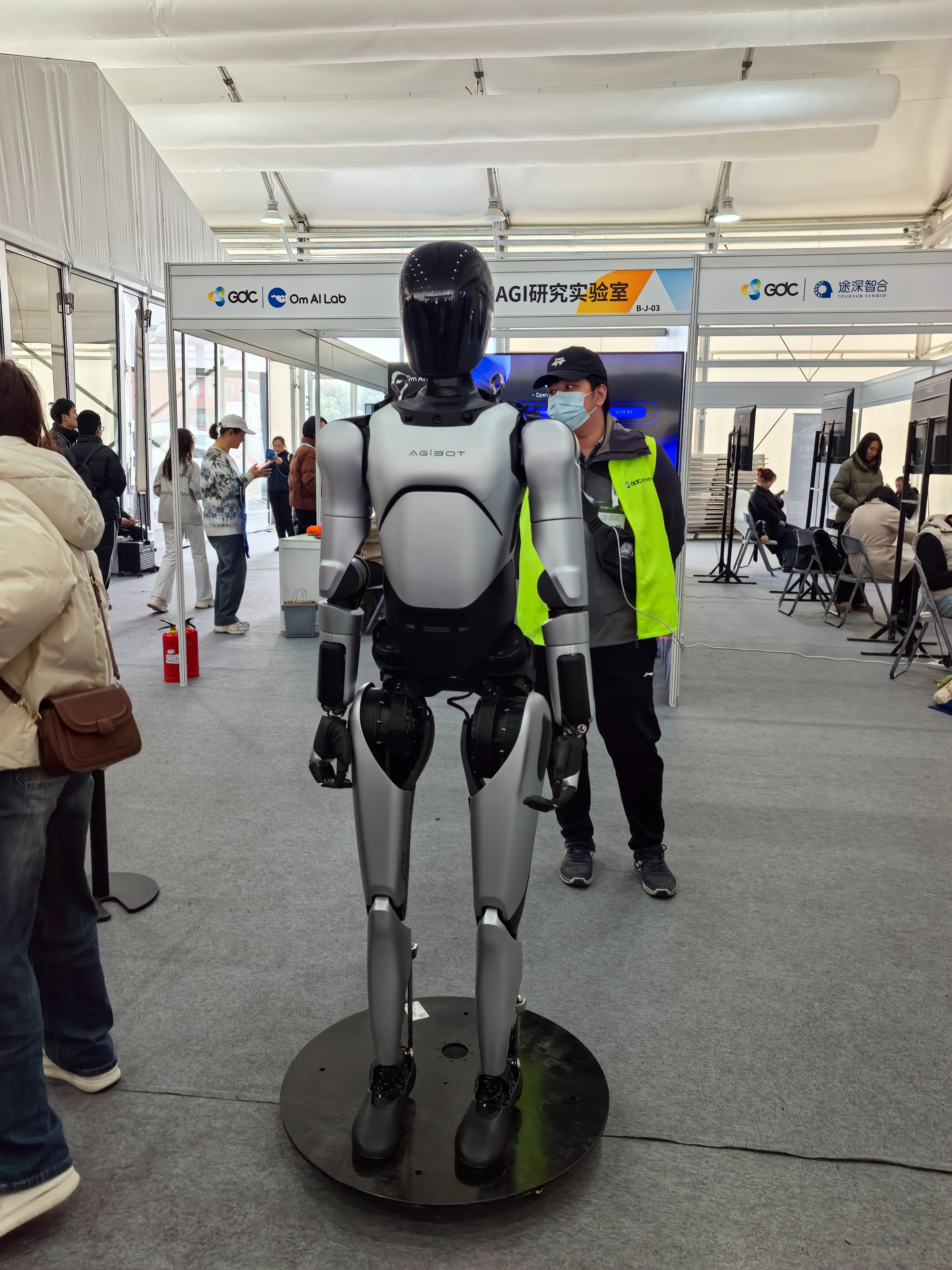 百余支队伍注册参加2025世界人形机器人运动会比赛