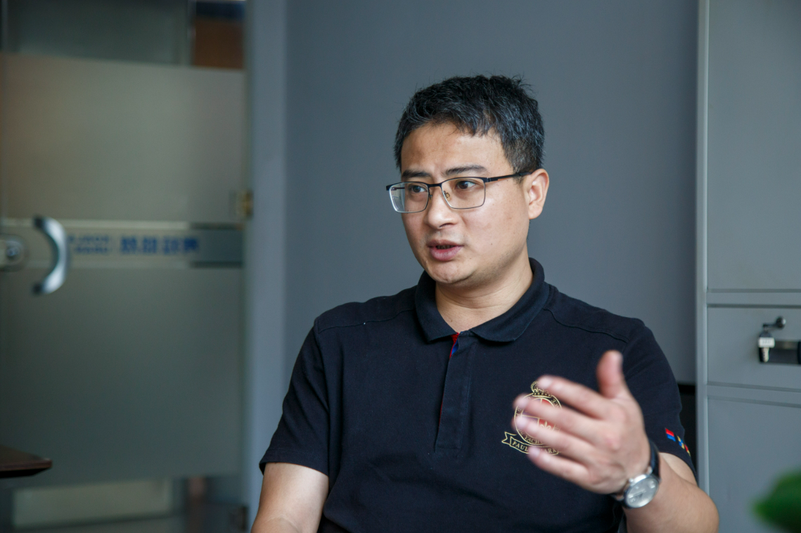 新华时评丨创新不止!中国AI驶向“深海”