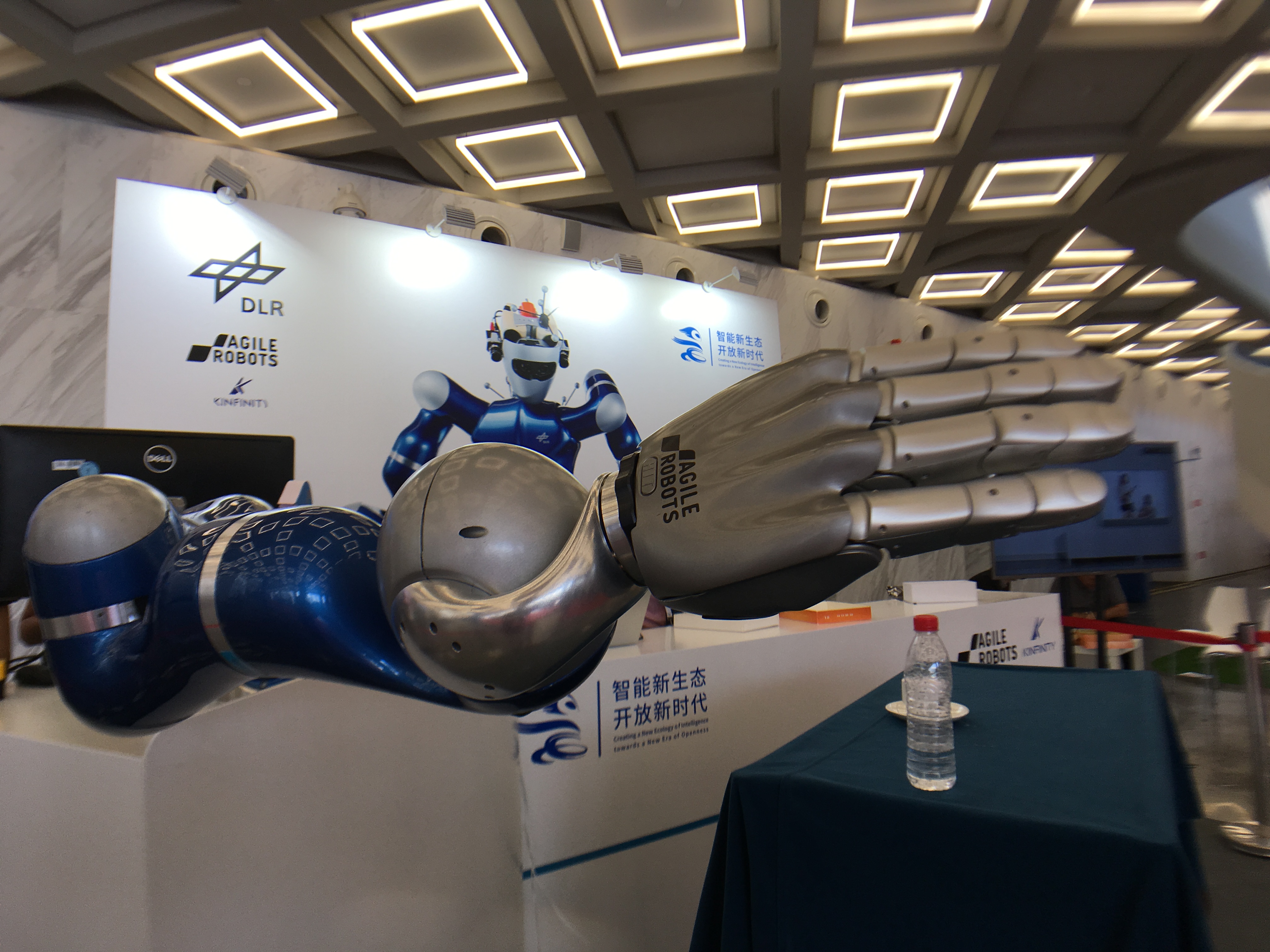 新华走笔丨程思琪：世界人工智能大会被机器人“占领”了