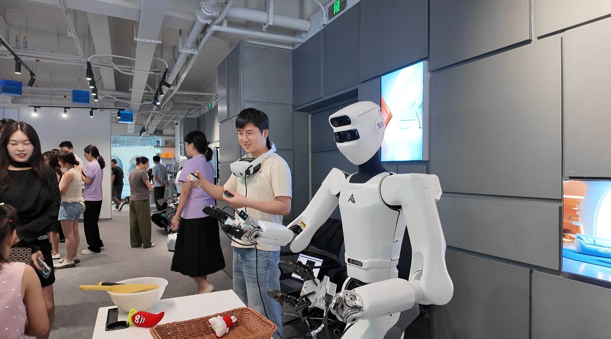 首家机器人6S店开业，上下楼就是上下游