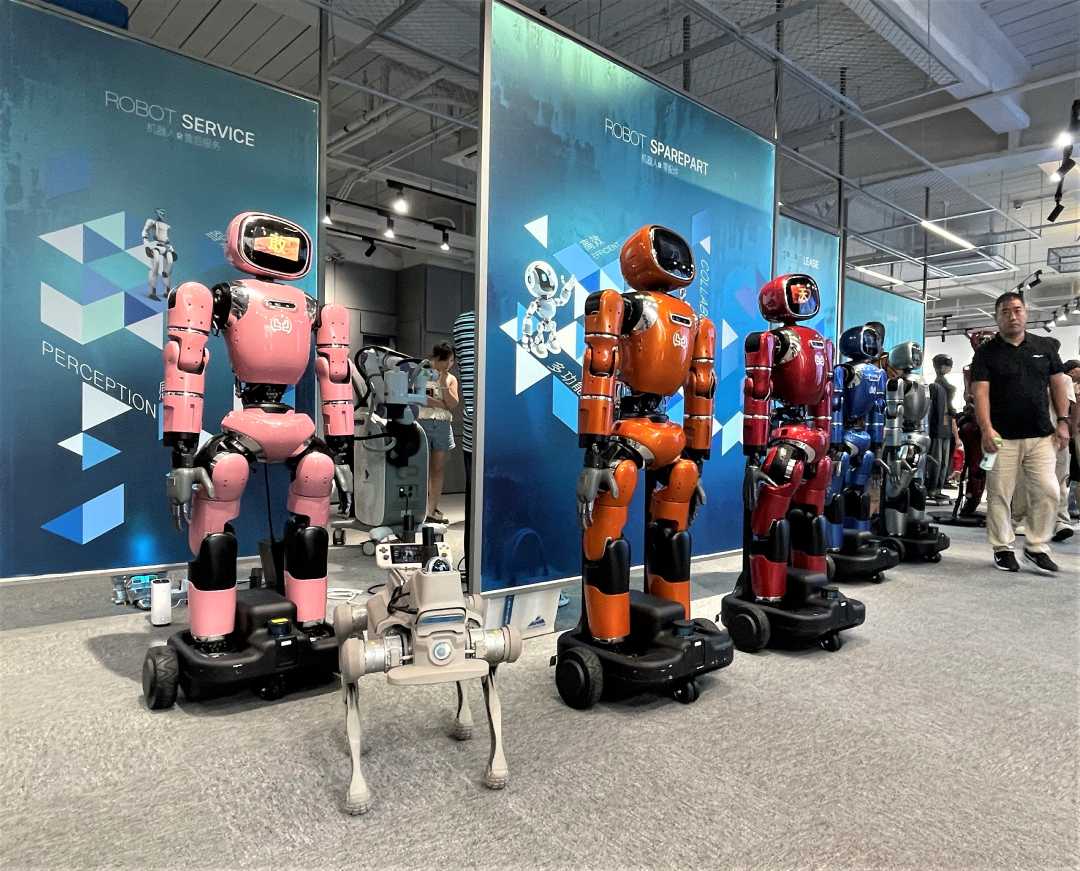 首家机器人6S店开业,上下楼就是上下游