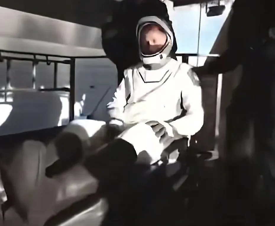 美“龙”飞船载4名宇航员启程返回地球