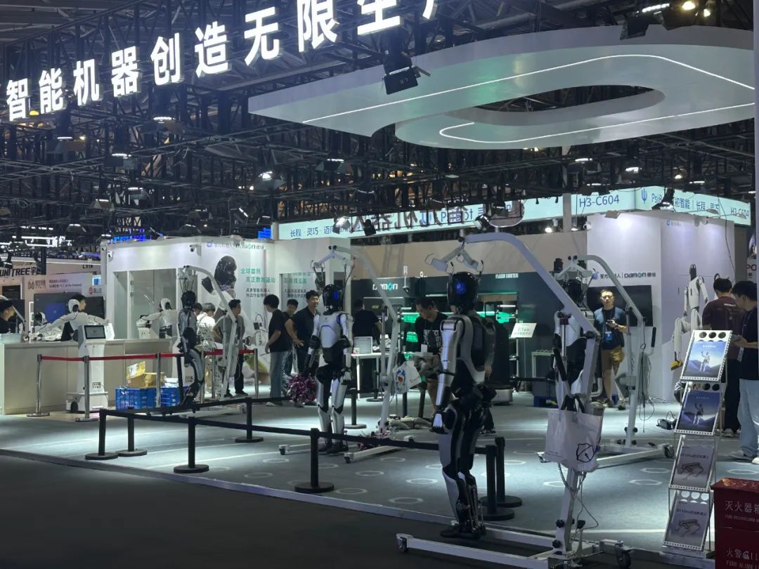 从“循规蹈矩”到“眼明手快”——2025世界机器人大会解码工业机器人跃迁