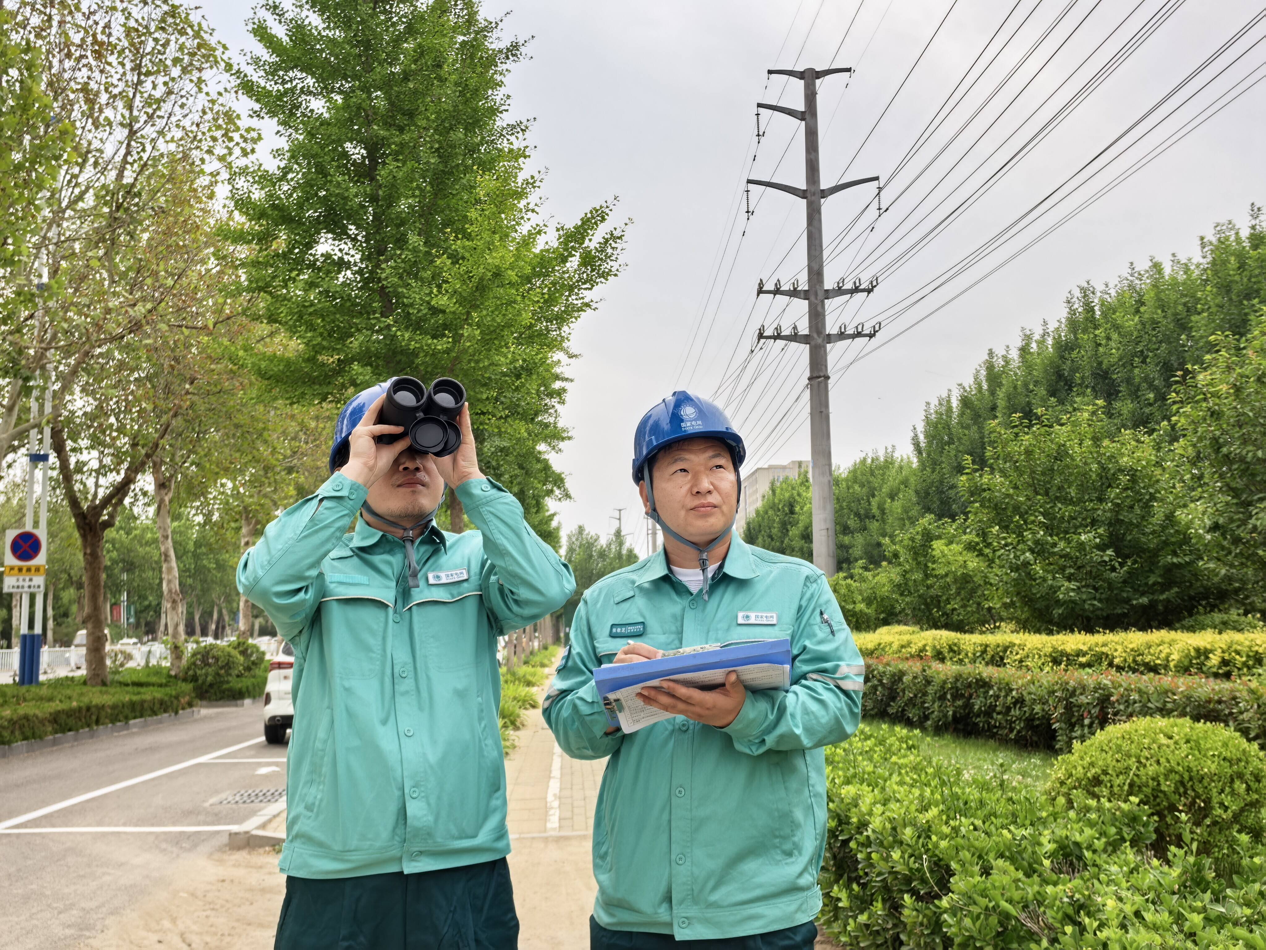 国铁西安局：全力护航暑运 确保供电线路“零缺陷”