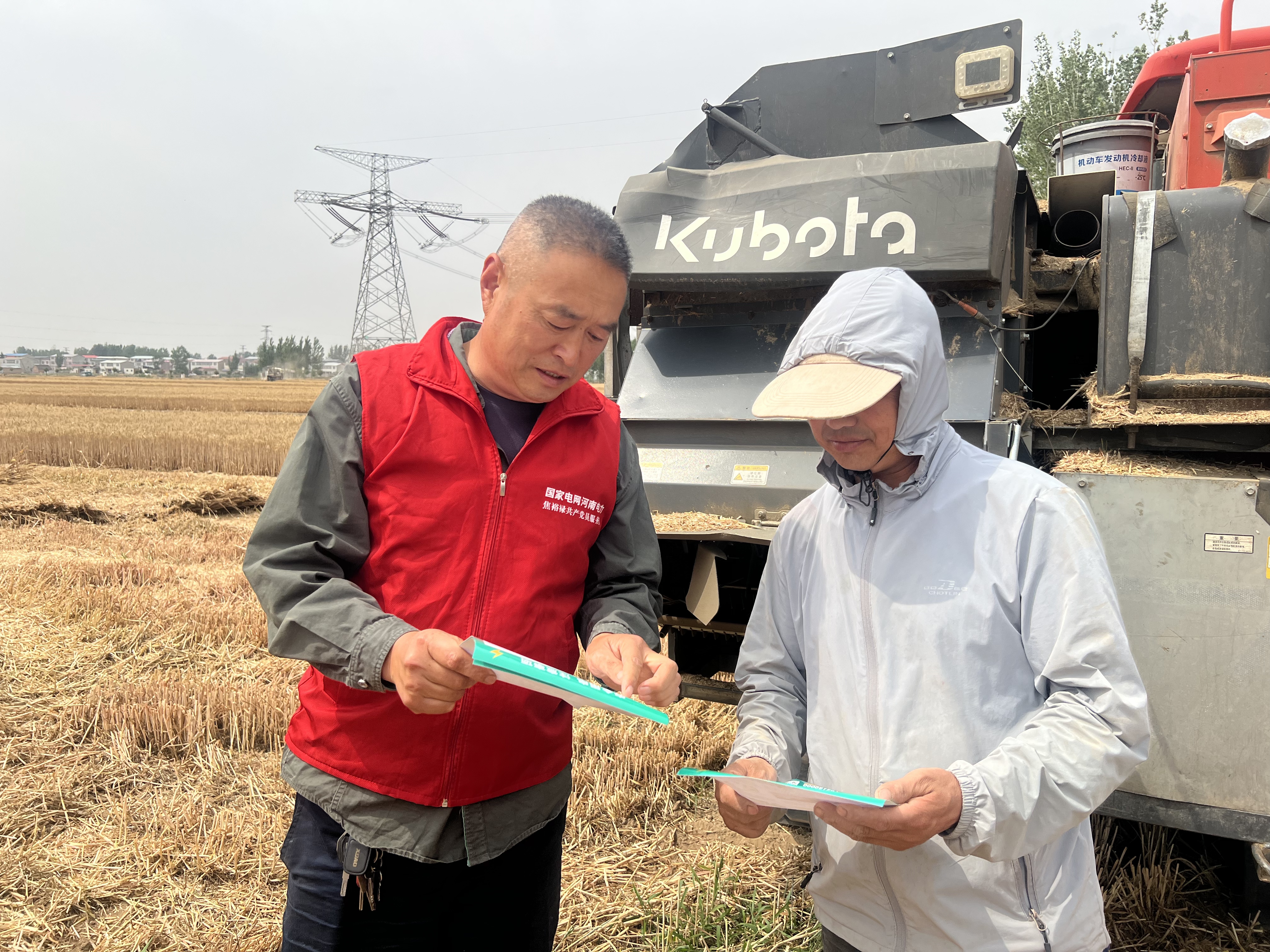 国铁西安局：全力护航暑运 确保供电线路“零缺陷”