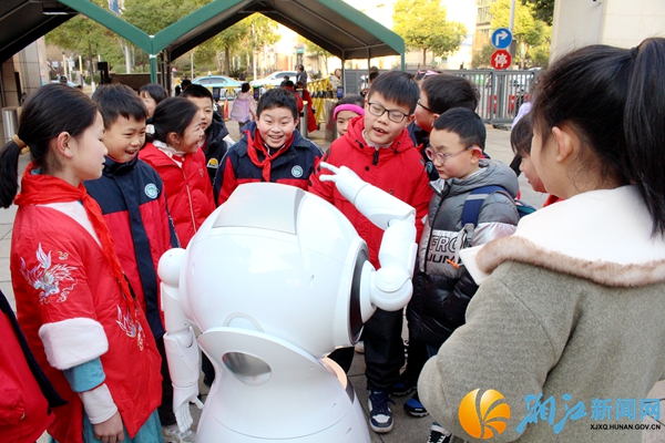 科技感拉满！“开学第一课”上种下新梦想