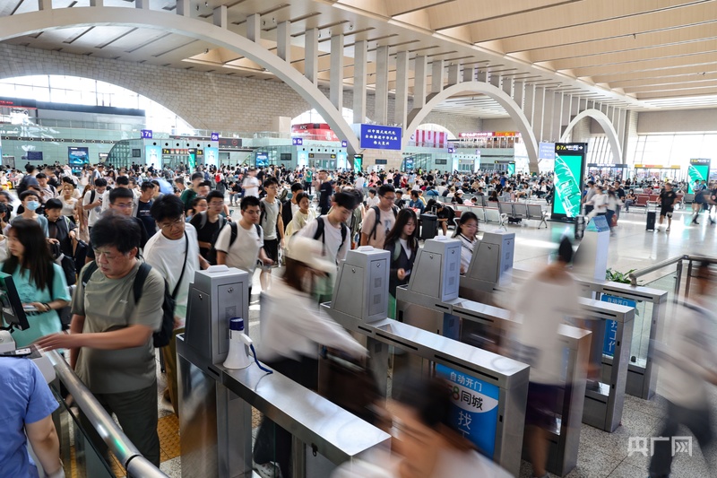 暑运收官 拱北口岸暑期迎客近2200万人次