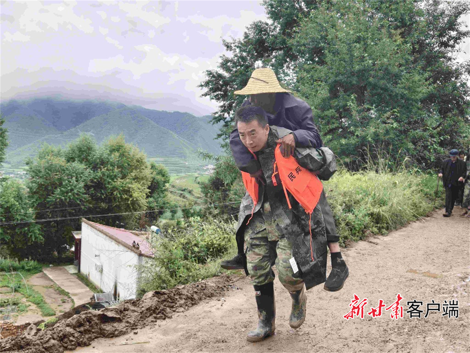 泥石流灾害后群众转移安置 他们替全村“守家”